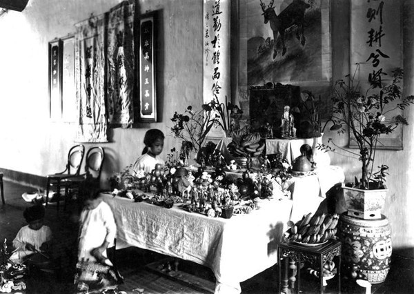 Bàn cỗ Trung thu với nhiều bánh trái, hoa quả